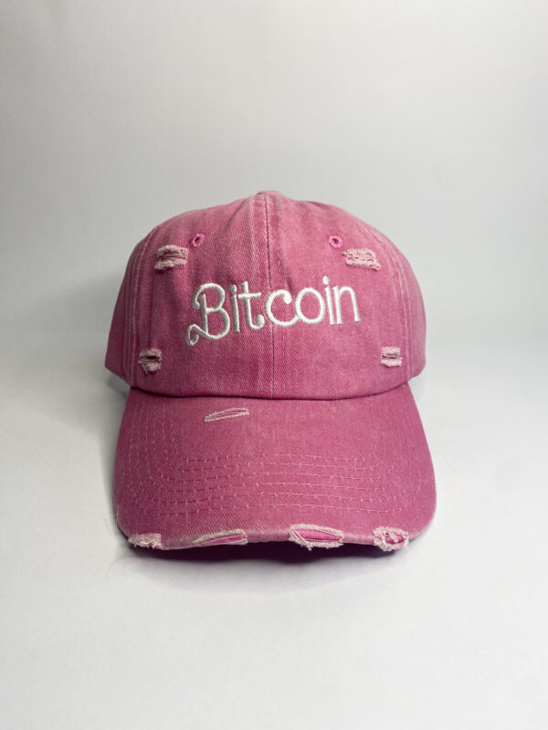 gorra rosada con bordado "bitcoin" con tipografía de barbie