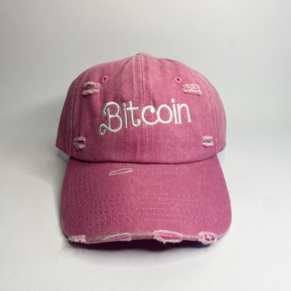 gorra rosada con bordado "bitcoin" con tipografía de barbie