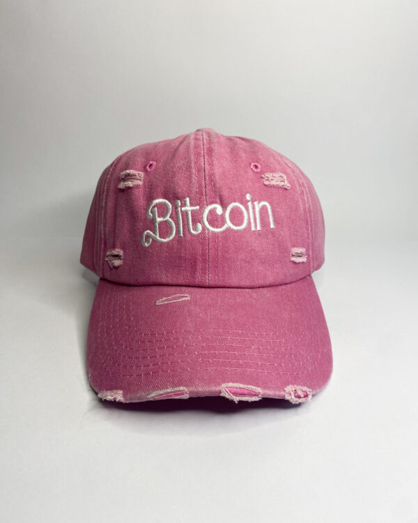 gorra rosada con bordado "bitcoin" con tipografía de barbie