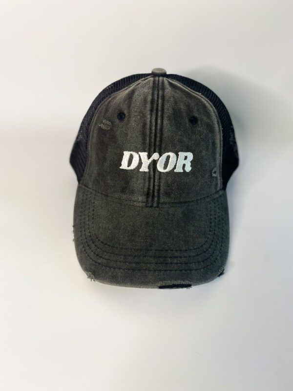 gorra con bordado "DYOR" en el frente