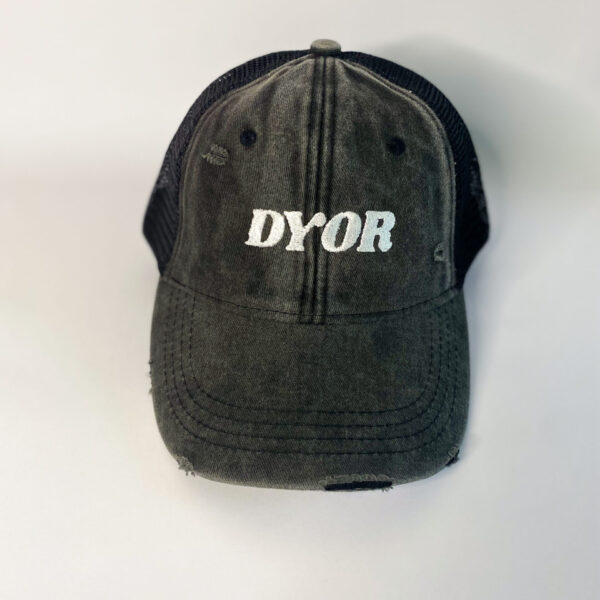 gorra con bordado "DYOR" en el frente