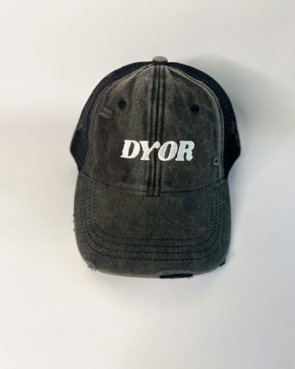 gorra con bordado "DYOR" en el frente