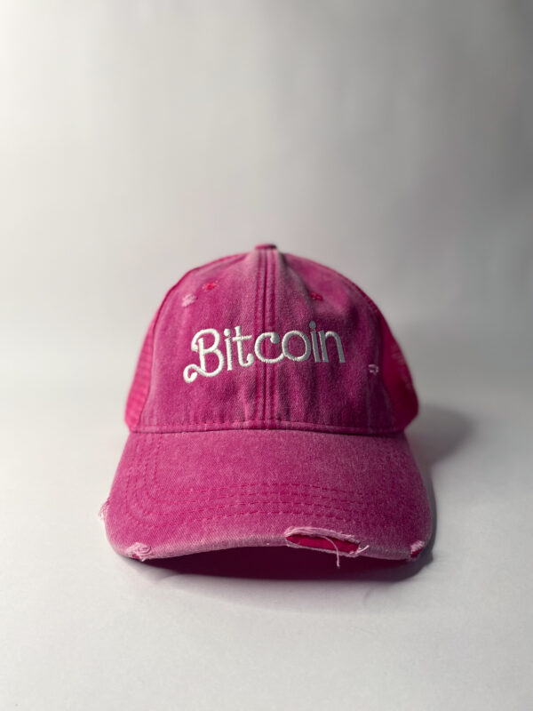 gorra rosa con bordado "bitcoin" en tipografía barbie