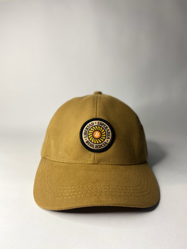 gorra beige con parche impreso