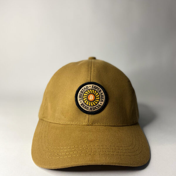 gorra beige con parche impreso