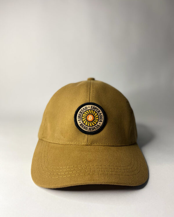 gorra beige con parche impreso