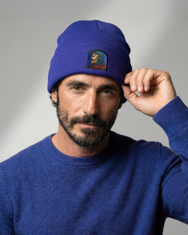 Gorro Chad Bitcoiner beanie violeta modelo frente - Bitnaria