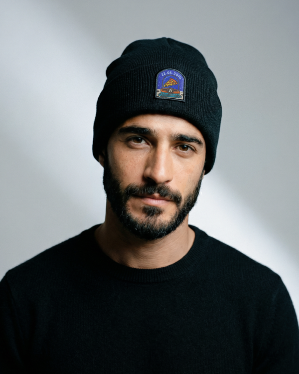 Gorro Bitcoin Pizza Day beanie negro modelo frente - Bitnaria