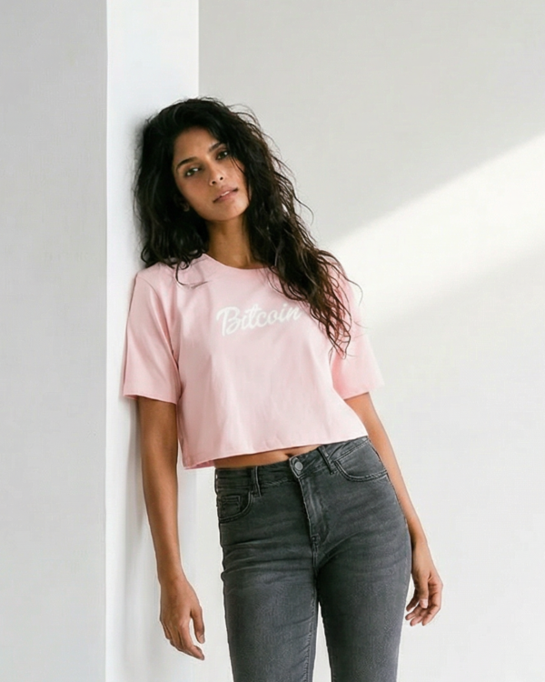 Crop Top mujer Bitcoin Barbie Nakamoto rosa modelo frente parada - Bitnaria