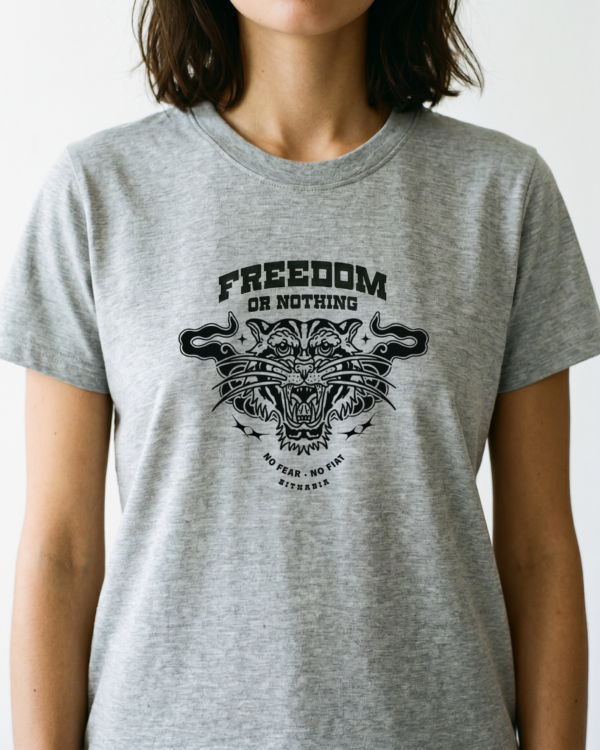 Remera cripto Freedom or Nothing gris con diseño tigre - Bitnaria