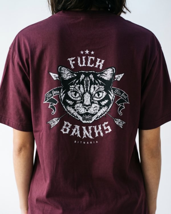 Remera Oversize Bitcoin Fuck Banks violeta espalda con diseño gato - Bitnaria