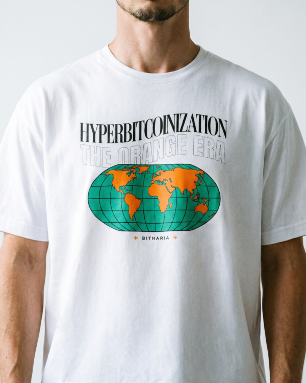 Remera Oversize Bitcoin The Orange Era blanca con diseño de planeta - Bitnaria