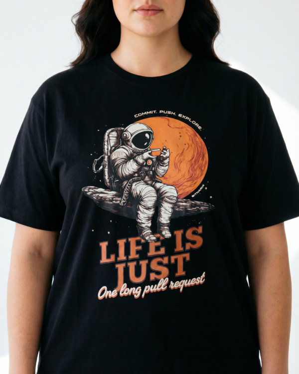 Remera bitcoin dev pull request negra con diseño astronauta en la luna - Bitnaria