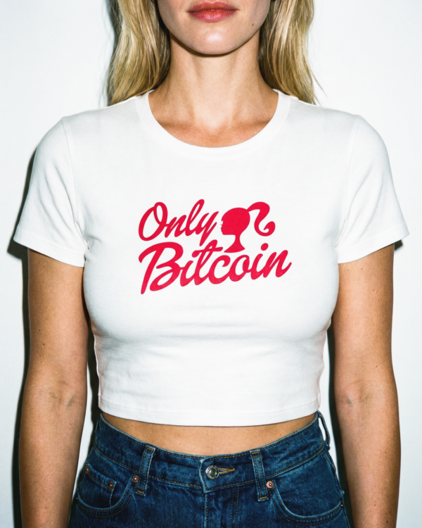 Remera Baby tee only bitcoin mujer blanca con diseño barbie - Bitnaria
