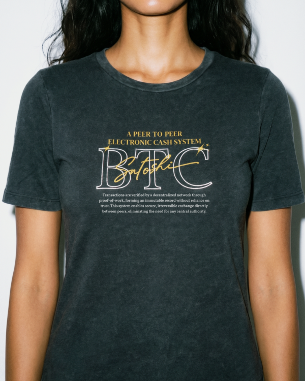 Remera bitcoin whitepaper mujer negra lavada con diseño tipográfico y firma satoshi - Bitnaria