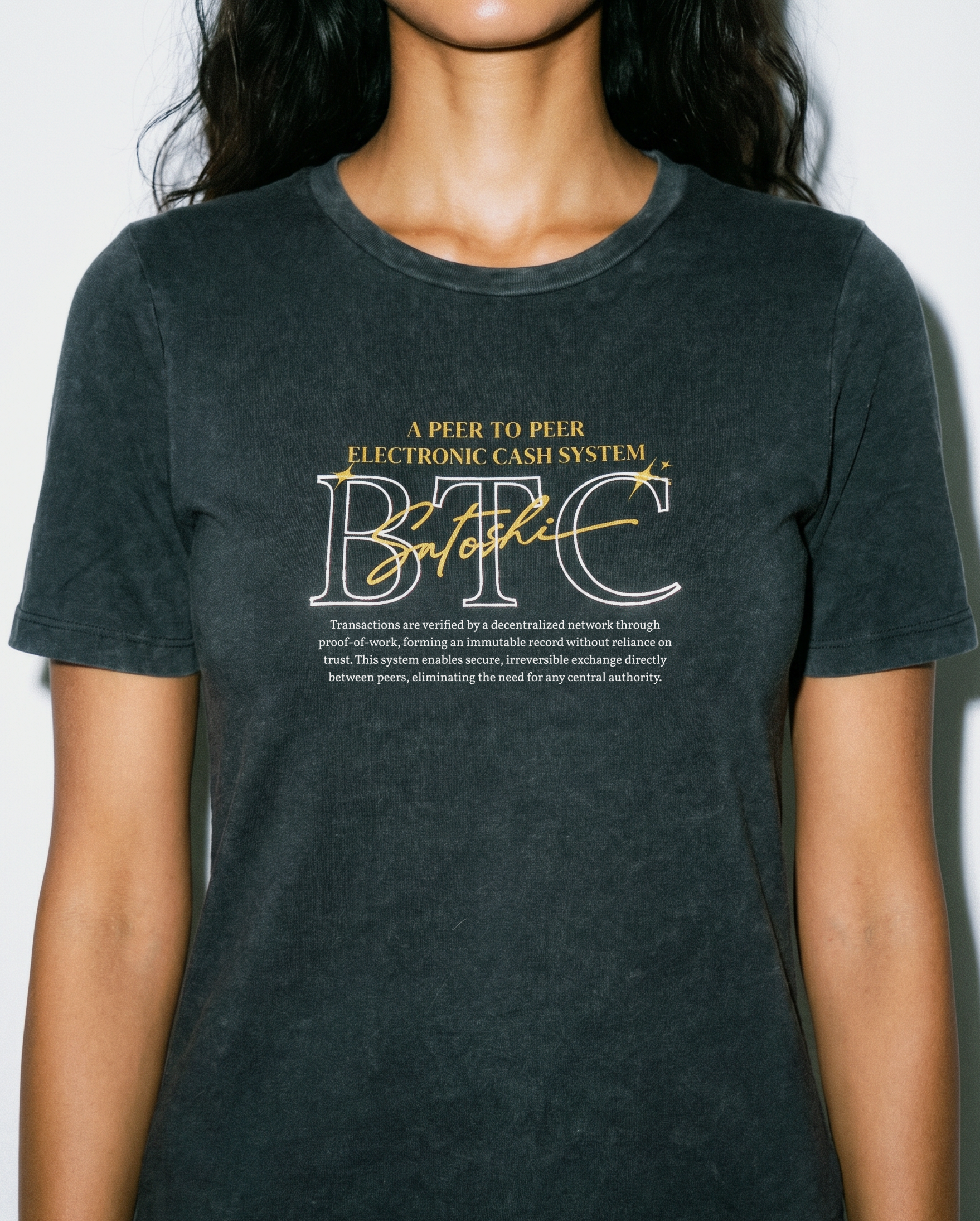 Remera bitcoin whitepaper mujer negra lavada con diseño tipográfico y firma satoshi - Bitnaria