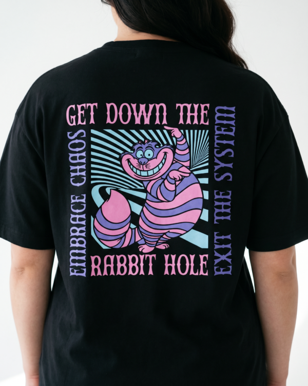 Remera bitcoin rabbit hole negra con diseño gato alicia en el pais de las maravillas - Bitnaria